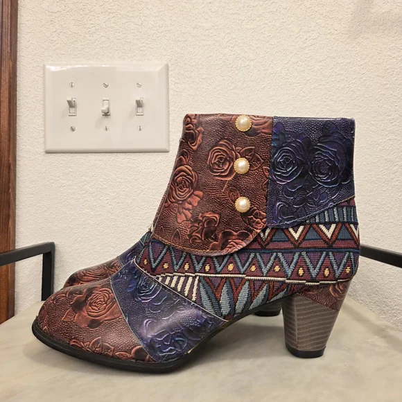 Stylish Multicolor Ankle Boots NWOT - Picture 4 of 7
